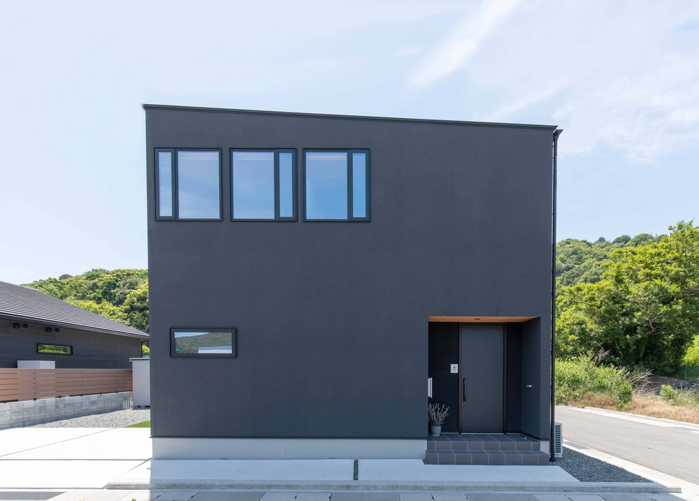 光と暮らす吹き抜けのあるL字型の家