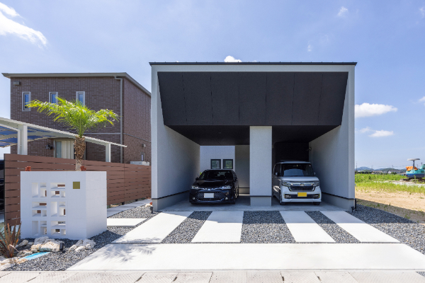 憧れをカタチにした南国リゾートなガレージのある家