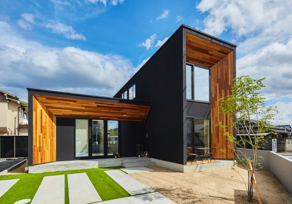 街中のシンボルとなる店舗併用住宅の家